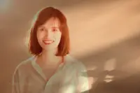 我們該如何科學緩解壓力呢？

有時候的壓力不一定是壞事，適度的壓力是發揮潛能，突破自我，取得成就不可或缺的條件。

但壓力過大長期得不到有效管控，疾病就會接踵而至，有可能誘發心臟病、癌癥、肺病、肝硬化等。同時，壓力過大會削弱免疫功能，或讓免疫功能亢進，造成過敏。

“壓力過大除了給身體帶來各種問題，還會影響人的心理、行為，產生害怕、焦慮、內疚等情緒。在認知方面，變得健忘，注意力很難集中，愛鉆牛角尖，常常自我否定。”

人的一生中不同階段會遇到不同的壓力，如何與壓力共處反映了人對社會的適應能力。如何科學緩解壓力？肖老師為大家提出3點建議：

1、要選擇 不要兼顧

當面臨壓力大、事情多的情況時，不必追求兼顧，可以將需要做的事情按重要程度排序，優先處理排序靠前的事務。

2、照顧身體 安撫自己

研究表明，照顧身體可以減少自身對負面情緒的易感性。可以通過為身體提供其所需的健康飲食、睡眠、運動、疾病預防，以及積極治療已存在的疾病來照顧身體。

同時，安撫自己也很重要。安撫可以有效的緩解壓力，可以通過撫觸、香氛、音樂等安撫自己！

3、學習專業的減壓技巧

瑜伽、冥想、太極、按摩、八段錦等放松練習配圖