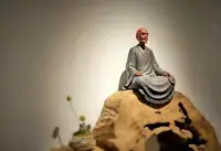肖老師今天和大家探討人生的意義是什么

我們做人遲早要死去，那活著有什么意義？有好多聲音：

“我要賺錢，然后瀟灑人生。”

“我要讀書，做一個智慧的人，可以名垂千古。”

“我要嘗盡人間美食，不浪費人生來世上走一遭。”

“我每天都在享受陽光、空氣、溪流、蟲鳴鳥叫......”

當然，答案還有很多很多......

老師講一個故事，它是這樣說的：在非洲大草原，有一頭獅子，天天練習奔跑，為了追趕獵物，填飽肚子；有一頭羚羊，天天練習奔跑，為了躲避追捕，保護生命。

有一天，羚羊遇到了獅子，一個拼命追，一個拼命跑，最后，羚羊成功逃脫。獅子怏怏而歸，如此強大的動物，居然沒有跑過一頭羚羊。

其實，道理很簡單，當你的生命受到迫害的時候，跑得比任何時候都快。羚羊的奔跑，就是為了讓自己活著！

現在您明白了嗎？活著就是意義！

一個人只要活著，想要的都可能擁有，失去了生命，就什么都沒有了。

時間不會為任何人停留，我們能夠做的，就是把握時間，活得開心一點，灑脫一點，從容一點！??配圖