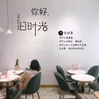 断崖式分手能挽回吗？

它是指一方在毫无征兆的情况下突然提出分手，让另一方措手不及。虽然这种分手方式给人的打击很大，但并不代表无法复合。

￼ 了解原因：首先要保持冷静，并尝试与对方进行沟通，了解分手的原因和对方的感受，这有助于更好地理解对方的立场，避免做出过激的举动。
￼
￼ 寻求帮助：在面对断崖式分手时，许多人会感到非常沮丧、无助等负面情绪。在这种情况下，寻求帮助是非常有必要的，可以寻找朋友或家人的支持和安慰，或者寻找专业人士的帮助。


每个人的情况都是不同的，挽回的难度也不同！配图