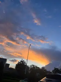 找咨詢師和朋友在角色和功能上存在一些顯著的區別：


1、從目的和職責來看，咨詢師的主要目的是運用專業知識和技能，幫助來訪者解決特定的問題或改善心理狀態，他們遵循一定的職業倫理和規范，對來訪者的信息嚴格保密，并以客觀、中立的態度提供建議和指導。而朋友之間的交流更多是基于情感的支持、分享生活經歷和樂趣，彼此陪伴，沒有明確的解決問題的職責。

2、在交流方式上，咨詢師通常會采用專業的溝通技巧，引導來訪者深入思考問題，挖掘潛在的原因和解決方案。他們的提問和反饋更具針對性和結構性。朋友間的交流則較為隨意、自然，更多是基于直覺和個人經驗給出看法和回應。

3、在關系性質上，咨詢師與來訪者的關系是建立在專業服務的基礎上，通常有明確的時間和空間限制，并且是付費的服務關系。朋友關系則是基于相互的喜好、信任和共同經歷，是一種平等、自愿且持續的關系，不涉及金錢交易。

4、從提供的幫助內容來說，咨詢師能夠針對特定的心理、職業、情感等問題提供系統的分析和解決方案，其建議往往基于專業理論和實踐經驗。朋友則更多地給予情感上的慰藉、實際的幫助或者基于自身有限的經驗提供參考。

總之，咨詢師和朋友都能在不同方面為我們提供支持，但他們的角色和所能提供的幫助有著明顯的差異。配圖