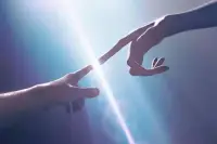 同声同气，才是最美好的关系

我们这一生，会经历很多事情，遇见很多人，大部分人都是你人生的过客。

对于不是一个世界的人，就没必要挽留和难过，你最终要找的从来都是能够和你同声同气的人。

人生走到最后，你会发现真正留下来的人，才是真正和你一致的人。

每个人都是一个孤独的个体，在遇到同类人的时候，才会相互吸引。

经历一些事情以后，你会明白，兜兜转转最终陪在你身边的人，一定是和你有着相似的灵魂，相同的频率，彼此理解，彼此珍惜。

人跟人之间的缘分，其实都是注定的，你是什么样的人，就会遇见什么样的人。

你的思想，特质，就决定了你的遇见。

所有美好的关系，从来都是找到真正相似的那个人！配图