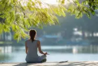 肖老師為什么一直堅(jiān)持冥想，因?yàn)樗淖饔煤芏?
冥想的幾大功效：

其一，能夠強(qiáng)健身體，修復(fù)身體的亞健康狀態(tài)，提升五臟六腑的功能。

其二，可以提升生命的氣質(zhì)，塑造健康、美麗的體態(tài)。

其三，能緩解壓力，釋放焦慮、緊張、煩躁、不安的情緒，使整個(gè)生命感受到平靜、喜悅、自在和安心

其四，能夠開(kāi)啟內(nèi)在的智慧，引導(dǎo)人們反省自我，覺(jué)知生命的存在，達(dá)到解脫！配圖