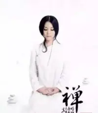 婚姻家庭咨询

男女思维差异，是造成中年遭遇出轨之后，男女应对差异化的根本原因。男性更注重个人的发展，女性则关注于建立关系。男性从小就知道，只要有事业，就有脊梁骨，就有女人愿意跟着他。女人则把大部分精力放在一段感情的经营上，求稳定性，而忽略了个人的发展。

所以，两条思路之下，到了中年以后，男人事业有成、经济和社会地位是他安全感的着陆点，而很多中年女人除了拥有一段婚姻关系外（很大部分还是不怎么和谐的婚姻关系），本身没有太拿的出手的成就。婚姻稳定，女人则继续在关系中沉沦。婚姻发生变化，女人就像惊弓之鸟一般，惶恐不安，不知如何选择。

很多遭遇老公出轨之后的女性，长期深陷痛苦泥潭不能自救，有的离婚了也没有解决问题，继续痛苦，甚至自责。造成这种状况的原因，并不是说她的老公有多么多么不可取代，也不是说她真的在婚姻中得到了理想中的幸福。她们痛苦的是自己十几年的付出，惶恐的是自己除了这段婚姻，一无所有。

很多女性哪怕离婚了，想再找个男人也很容易，但是不容易的是——学会独立，如果学会了经济和精神独立，即使是一个人，也能过好这一生！配图