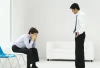 職場困擾咨詢


遇到NPD（自戀型人格障礙）領導，可以采取以下策略：

保持冷靜和專業性：即使你發現領導的行為令人難以接受，也要保持冷靜和專業性。不要因為他們的行為而影響到你的情緒和工作表現。
明確工作目標和期望：確保你明確了解自己的工作目標和期望。

與NPD領導交流時，盡量將談話聚焦于具體的工作任務和成果，避免涉及個人話題。

保持距離并維護個人邊界：與NPD領導保持一定的距離，并明確自己的個人邊界。不要讓他們有機會侵犯你的個人空間或超越你的底線。

學會拒絕和堅持立場：如果NPD領導提出不合理的要求或期望，要學會拒絕并堅持自己的立場。同時，要提供合理的理由和解釋，以避免他們的攻擊和指責。

尋求支持和建議：如果你覺得無法應對NPD領導的行為，可以尋求其他同事或專業人士的支持和建議。他們可能能夠提供不同的視角和有益的建議，幫助你更好地應對這種情況！配圖