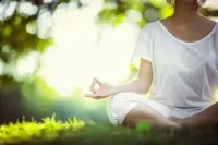 焦慮和壓力引起的失眠

1. 原因分析：

焦慮： 長期的焦慮、擔心和緊張情緒可能使人難以放松，導致入睡困難。
壓力： 日常生活中的壓力，無論是來自工作、學業、家庭還是人際關系，都可能導致失眠問題。
2. 應對措施：

a. 放松技巧：

深呼吸和冥想： 學習深呼吸和冥想技巧可以幫助降低焦慮水平，讓身體和大腦得到放松。

漸進性肌肉松弛： 這種技巧涉及到逐漸放松身體的不同部位，從而減輕身體的緊張感。

b. 建立健康的睡眠習慣：

規律作息時間： 每天都在相同的時間上床睡覺和起床，幫助建立身體的生物鐘，提高入睡效率！配圖