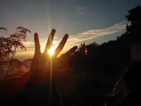 今天又開始了新的一天，在你無助的時候請不要流淚，在你失敗的時候請不要放棄，在你失望的時候請不要逃避，你想要的，只要努力，時間都會給你！配圖