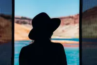 隨著“情緒價值”概念的普及，很多人都想找到能提供情緒價值的伴侶。希望對方能夠安撫自己，甚至幫助自己處理無法面對的各種狀況。就像英國精神分析學家比昂所說的“容器型”伴侶——要能讓伴侶開心，還要能包容伴侶所有的壞情緒，甚至把它轉換為好情緒。

比如伴侶因為工作心情低落，沒精打采，你能敏感地捕捉到這一點并告訴他：“啥事能有你開心重要，走，寶貝兒，我們去吃點兒好的！”

但是要明白，即便伴侶再強大，也無法時時刻刻給我們支持，因為每個人都有自己的事情和情緒要去處理。

在一段關系中，哪怕一方的容量再大，也會有給不出來的時候。更何況，如果碰到對方任何事情都要索取能量，還會被磨得喘不過氣來。

所以，情緒價值真正管用的前提，是雙方都能擴充自己的“容量”，讓自己大部分時間都是一個能夠自給自足的容器。配圖