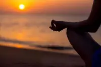 其實關于失眠的療法，古人就已經理解的十分透徹了。

唐代孫思邈說“能息心，自瞑目”

南宋理學家蔡元定說“先睡心，后睡眼”。

也就是說你的心放松了，睡著了，眼睛才能睡著。
更通俗一點來講就是當你處在一個內心清靜，沒有雜念，身心放松的狀態，自然也會擁有更高質量的睡眠。

而“睡心”的方法就是，冥想！

在正常情況下，各種信息幾乎是源源不斷地流人人們的大腦，大腦亦隨之一刻不停地進行解釋、分析并發出各種指令。

而冥想正是一種通過排空大腦中所有輸入的信息和思想，使大腦得到休息的方法，所以對于助眠有非常大的作用。配圖