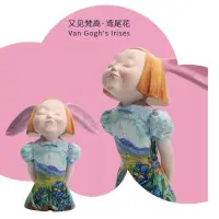 這個作品“我看到了幸福” 是藝術家對幸福的感受和領悟。

純真甜美的女孩兒長著一對俏皮的免耳朵，她閉著雙眼，面帶微笑，雙手交叉于背后，呈現一副怡然自得的狀態，這是一個感受到幸福的瞬間—也許只是因為一縷清風，也許只是因為一抹陽光，也許只是因為一股新鮮的空氣。

她啟示我們，只要懷著一顆純潔誠摯的
心去感受世界，幸福無處不在！配圖