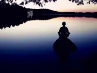 握不住的沙，不如揚了它，留不住的人，不如放下吧，沙子遲早隨風而去，強求未必就能開心。只有放手才能騰出雙手，去做有意義的事。

只有放下，才能清空內心，接納更值得的人，越是糾纏，越疲憊，越是強求，越怨恨！配圖