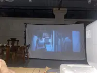 《熱辣滾燙》電影中還有一個小細節很有意思，樂瑩與爸爸聊天問了一個問題：“如果你有兩個蘋果，一大一小，朋友問你要，你給哪個？”

爸爸的答案是：給個大的。

樂瑩的回答是：以前會兩個都給，可是別人都認為我不喜歡吃。現在呢，看心情。

這個細節中說了人際關系的一個原則：邊界。

爸爸的答案是中國傳統文化中樂善好施的老好人形象，這跟中國人的集體潛意識有關，違背自己的心愿把喜歡的東西讓給別人，也是一種邊界不清的表現。

樂瑩的第一個答案是沒有自我，盲目付出的無邊界行為，它有一個危險，會引發受助者惡意，它的意思是沒有自我保護能力的人付出得越多，收獲對方人性中的惡也越多，困為受助的人會認為她的付出“理所應當”。配圖