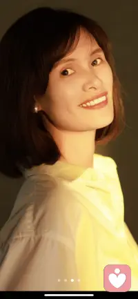 戀愛婚姻情感心理咨詢

如果你總想獲得對(duì)方的愛，坦率的講，你不但獲得不了，反而越來越容易被拿捏。

因?yàn)槟闾貏e想獲得一個(gè)人的認(rèn)可和愛的時(shí)候，你會(huì)走向兩個(gè)極端，一個(gè)是你會(huì)忘掉自身的價(jià)值，喪失掉底線；另一個(gè)是你會(huì)很容易變成一個(gè)滿腹委屈和牢騷的，而又自我感動(dòng)的訴苦者的樣子。

你首先要明白一個(gè)點(diǎn)，你可以展示自己的價(jià)值和魅力去追求，但是你要搞清楚，追求的本質(zhì)是去吸引，而不是去求。

愛與愛情都是無法求過來的，其次，當(dāng)你喪失掉底線，就算你能求過來，你本身所得到的就已經(jīng)不再是一種愛了，而是施舍。

那么，對(duì)方一定會(huì)利用你的痛苦得寸進(jìn)尺，從你身上榨取他想要的東西。這是勢(shì)所必然的事情，沒有道理可言。

一個(gè)人會(huì)來愛你，在于你的價(jià)值，卻更在于你的成熟而穩(wěn)重的人格魅力配圖