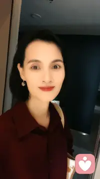 我在婚戀輔導(dǎo)時(shí)給戀愛婚姻出現(xiàn)危機(jī)的客戶幾個(gè)有助于挽回對(duì)方的方法：

1、深度溝通：與對(duì)方進(jìn)行真誠(chéng)而深入的對(duì)話，先傾聽她的感受和需求，了解她為何想要分手，以及她對(duì)這段感情的真正期望是什么！

2、反思并改變自己：對(duì)自己在感情中的表現(xiàn)進(jìn)行深刻的反思，誠(chéng)實(shí)地面對(duì)自己的不足和錯(cuò)誤，并愿意為之改變。
 
3、展示價(jià)值：在日常生活中展示你的價(jià)值，比如提升自己的職業(yè)技能、參與社交活動(dòng)、拓展興趣愛好等，讓自己成為一個(gè)更有吸引力的人。
 
4、提高生活質(zhì)量：嘗試一些新鮮的事情，比如改變自己的衣著風(fēng)格，或者學(xué)習(xí)一些感興趣的東西，如吉他等。
 

5、改變相處模式：在情感挽回成功后，需要改變相處模式，比如平常相處懂得理解，多花時(shí)間陪伴愛人，并且學(xué)著包容愛人的小缺點(diǎn)。
 

6、了解對(duì)方死心的根本原因：只有對(duì)癥下藥才能真正挽回一個(gè)已經(jīng)失望到極致的人，因此挽回的第一步是要知道對(duì)方失望的源頭。

7、學(xué)會(huì)積極溝通：知道對(duì)方因何失望后，需要進(jìn)行自我反省，并真誠(chéng)懺悔，用真情實(shí)感來打動(dòng)對(duì)方，用行動(dòng)表明自己改變的決心，以此來喚回對(duì)方的愛意和對(duì)這份感情的信心。

戀愛婚姻情感心理困擾歡迎關(guān)注肖蕭！配圖