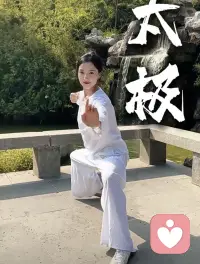 太極正念療法

太極拳，這門源自東方的古老武術，以其獨特的運動方式，讓人們在練習過程中感受到身心的和諧與平衡。對于抑郁癥患者來說，太極拳的練習就像是給心靈進行了一次SPA，讓緊張焦慮的情緒得到了有效的緩解。

在太極拳的練習中，每一個動作都講究“松、沉、柔、緩”，這種緩慢而流暢的運動方式，讓人們能夠逐漸摒棄雜念，將注意力集中在每一個動作上。隨著呼吸的深長和動作的舒展，人們的心情也逐漸變得平靜和愉悅。

就像一位抑郁癥患者在練習太極拳后所說：“每當我站在太極拳的起點，我就仿佛進入了一個全新的世界，那里沒有煩惱，沒有焦慮，只有寧靜和和諧。


喜歡太極的小伙伴歡迎咨詢！配圖