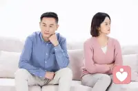 婚姻輔導中，我會把家庭比喻成公司。

公司想要長久經營，每個人都必須是往前走的。這個過程中，一定有人進步快有人進步慢，快的帶領慢的，慢的向快的學習，遇到問題時，才能夠一起承擔。

而不是有一個人走得特別快，有一大群人都落在后面。


走得快的那個人會覺得很累，為什么沖在前面的總是我，為什么你們都不努力？


落在后面的人也覺得委屈，一方面為自己跟不上而自責，另一方面感覺自己被拋棄了，公司的發展也必然受到影響。

婚姻也是如此，如果兩個人差距越來越大，也就越來越無法溝通。因此，需要通過覺察和成長來保持平衡！配圖