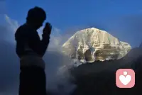 朝山的修學意義

朝山不僅是一種修行方式，更是一種放下自我的實踐。在朝山過程中，修行者需要放下對個體“我”的執著，放下對身體的貪念，成為微塵般的一份子。正如佛教所言，“我”只是五蘊的假合，真正的修行在于放下對“我”的執著，回歸本心。

通過朝山，修行者能夠深刻體會到無常和無我的真諦，從而提升信念和道心。

朝山不僅是自我修行的過程，也是成就自渡渡他的表法實踐。修行者在朝山中所獲得的智慧和力量，不僅能夠幫助自己，也能夠利益他人，成為佛法的傳播者和實踐者。

朝山路上，種種殊勝與內心的道妙瑞相相應，更是法喜充滿的源泉。祝愿大眾都基于信愿行的實踐到達自己內心的彼岸！配圖