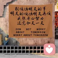 職業低谷，是一種常見的困境，每個人都可能會遇到。它讓人感到絕望、無助和迷茫，但是重要的是要知道如何從中走出來。

必須擁有積極向上的心態。當你面臨職業低谷時，第一步是要接受現實。這意味著要認識到自己已經失去了工作，這是一種自我接納的過程，讓你有機會重新審視你的職業生涯和未來的方向。

接下來，你需要探索你的選項。人生就像一張白紙，你可以用你的努力和勇氣，讓它變得豐富多彩。這意味著你需要找到一些新的選擇，重新評估自己的技能和興趣！配圖