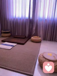 什么是正念？如何保持正念？


“正念”的意思是覺照，即深入地觀察?！癝ati”（梵文：smrti）這個(gè)巴利語單詞的意思是“止”和“保持對(duì)某個(gè)對(duì)象的覺照”，“vipassana”（梵文：vipasyana）這個(gè)巴利語單詞的意思是“為了觀察某個(gè)對(duì)象而深入其中”。

當(dāng)完全地覺知并深入地觀察某個(gè)對(duì)象時(shí)，能觀和所觀的界限會(huì)逐漸消失，能觀和所觀成為一體，這就是禪觀的本質(zhì)。

正念要求我們有意識(shí)地、關(guān)注當(dāng)下地、不判斷地專注于當(dāng)前的事物或狀態(tài)。吃飯時(shí)專心吃飯，走路時(shí)專心走路，走神時(shí)知道自己在走神，生氣時(shí)知道自己在生氣，這就是正念的表現(xiàn)。
此外，“正念”一詞在不同的語境中可能會(huì)有一些細(xì)微的差別。例如，在心理學(xué)和冥想領(lǐng)域，正念常常被用來指一種特定的心理狀態(tài)和訓(xùn)練方法，旨在培養(yǎng)專注力、覺察力和內(nèi)心的平靜。。很多人都已經(jīng)知道了正念的好處，但落實(shí)到行動(dòng)時(shí)就覺得有一些困難。

你是否嘗試過許多方法能夠以正念的態(tài)度進(jìn)行工作和生活，你是否也非常希望能夠更加專注地度過每一天？

你是否希望不再被外界的聲音或者手機(jī)電子產(chǎn)品的信息所干擾，你是否想在日常生活中培養(yǎng)起內(nèi)心的平靜，并安住于當(dāng)下？

老師多年的正念冥想的練習(xí)，有一些冥想感想，歡迎關(guān)注老師！配圖