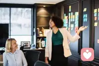 職場新人必看！

與領(lǐng)導(dǎo)相處要把握分寸，不要走得過近，不要以為你跟領(lǐng)導(dǎo)之間沒有什么秘密是件好事，當(dāng)這個領(lǐng)導(dǎo)調(diào)走或出現(xiàn)了問題時，你的處境就會很艱難了。

盡量保持一定的距離，也給雙方多一些退路，別讓自己的職場生涯捆在某一位領(lǐng)導(dǎo)的身上。配圖