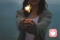 有這樣一段電影臺詞：“我曾以為世界上最糟糕的事就是孤獨終老，其實不是，最糟糕的是與那些讓你感到孤獨的人一起終老。”

婚姻中，溝通少了，沉默就多了，誤會也就深了，拒絕溝通的婚姻是很難長久的，在婚姻中，無論遇到什么事，一定要去溝通，哪怕是意見不和，只要平心靜氣的去商量，事情也一定會朝著好的方向發展。

任何一段感情，珍惜才配擁有，在乎才能長久。夫妻之間，要多一些在乎和重視，少一些敷衍和搪塞，日子自然會越過越順，越過越甜。配圖