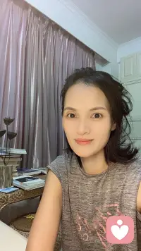 親密關系中有一道送命題叫做“到底是嫁給愛你的人，還是你愛的人？”

為什么說是送命題呢？

因為無論你選哪個都是錯。

因為任何一種愛，都不是單行道，而是雙行道，有來有往。

他愛你，你不愛他，那就是剝削的愛。

你愛他，他不愛你，那就是粉絲的愛。

這兩種愛，都是不可持久的，能持久下去，一定是一種自我欺騙。配圖