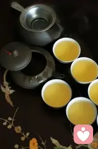 村上春樹說：“暴風(fēng)雨結(jié)束后，你不會記得自己是怎樣活下來的，你甚至不確定暴風(fēng)雨真的結(jié)束了。但有一件事是確定的：當(dāng)你穿過了暴風(fēng)雨，你早已不再是原來那個人。”


在我們的現(xiàn)實生活中，那些能從暴風(fēng)雨里走出來的人 ，靠的不是運氣，也不是別人為他遮風(fēng)擋雨，而是面對疾風(fēng)驟雨，懂得自己給自己打傘， 擁有一顆堅定的心，不懼風(fēng)雨，淡然前行的勇氣。配圖