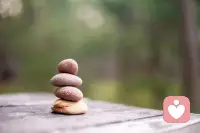 我們常常因為自己“不夠好”而自卑:

外表，我長得不好看，個矮，肥胖，也不會打扮；

內在，我學歷不高，閱歷也淺；

物質上，我工資低，沒車沒房；

精神上，我情商低，脾氣古怪……
其實，我們每個人都有不同程度的自卑感。

在常人看來，自卑就是一種缺點。

但從阿德勒的《自卑與超越》一書看來，自卑只是你一種看待世界的角度，并不會決定你的人生，也不會界定你的成敗。

適當的自卑感，能成為你進步的動力。

從某個角度看，自卑是因為我們都渴望自己更優秀，能過上更好的生活。以此作為目標，驅使我們不斷努力追求。配圖