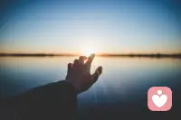 親愛的朋友，如果您現在沒啥能量，做什么都不得勁，不妨試試以下幾個方法：


曬太陽 ，打扮自己 ，和好朋友叭啦叭啦，聽聽正能量的音樂，狠狠地睡覺，吃個自己喜歡的美食，去大自然中呼吸新鮮空氣，選自己喜歡的運動，有個自己喜歡的興趣愛好，冥想練習三十分鐘，去重新獲取能量！配圖