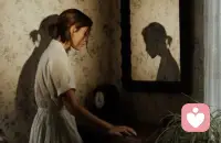 情感投射是把童年未被父母滿足的期待和需要，自動化投射到長大遇到的某人身上，是一個人內在的自我關系投影到自己的外在關系中。

所以，一個人看到的世界的樣子其實是他內心世界的樣子；一個人的人際關系，尤其是親密關系其實是自我關系的鏡像！

認知投射體現在把自我認知，自己的思維方式強加到別人身上，在不知不覺中從自我出發做出判斷，按照自己感受的、理解的來感知他人，甚至認為別人理所當然地知道自己心中的想法。
“有一種冷是媽媽覺得你冷”是投射，“一千個人眼里有一千個哈姆雷特”也是投射。

投射是一種認知局限，忽視了自己與對方的差別，在意識中沒有把自我和對象區別開來，混為一談。
一個人的自我關系的形成與小時候與父母的關系密切相關，我們會把小時候對爸爸媽媽的期待和需要，投射到長大后的或伴侶或權威或某人身上，時常對伴侶等他人有不合理的要求和期待，搞糟了親密關系和人際關系。

收回投射讓關系更純粹

收回投射是看見愛人（或別人）本來的樣子，才能搞好關系。配圖