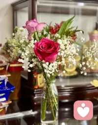 親愛的，不管是二十多歲也好，三十多歲也好，四十多歲也好，永遠都不要跟一個自己一點都不了解也一點都不愛自己的人結婚。

婚姻這種事情，從來都不應該將就，在生活中，很多不幸都是從將就開始的，你選擇將就婚姻，那么婚姻自然也不會對你好，同樣也會將就你，讓你陷入更加絕望的境地。

記住，如果有一天你選擇結婚，那么一定要是因為，在那個人的身上，你感受到了被偏愛，那個人的出現讓你成為了更好的自己，你很向往和那個人過一生。

永遠不要因為年齡而結婚，不要隨便找個人結婚，有的人穿過層層地獄，把你拉回人世時，有的人穿過層層天堂，把你拽入地獄，跟誰結婚，這真的特別重要！婚戀心理肖老師配圖