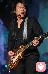 很喜歡伍佰說的那句：“人和人之間都有一座橋，它是用眼淚做成的，愛的升華就是眼淚。”愛就是很多很多的眼淚。

人在什么時候會流眼淚呢，在走了很久很久的路終于得到回報的時候，在明確感受到幸福的時候，在心疼的時候，在手足無措的時候，在付出了一切仍覺虧欠的時候，在知道人和人分開就再也不會相見的時候，眼淚就會涌出來。

淚水，向來都是最難渡過的河流！配圖