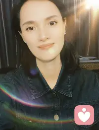 情緒管理咨詢

管理情緒有兩個認識誤區(qū)：

第一個誤區(qū)是，認為管理情緒就是壓制情緒不爆發(fā)。

長期壓抑情緒，會對我們的心理有非常嚴重的負面影響，身體也會出現(xiàn)很多問題，很多病就是憋出來的。

第二個誤區(qū)是，認為有情緒必須馬上發(fā)泄出來。

情緒宣泄并不總是帶來積極的結(jié)果。如果情緒宣泄的方式不當(dāng)，可能惡性循環(huán)，會導(dǎo)致工作效率降低、關(guān)系破裂等問題。

因此，我們需要學(xué)會正確的情緒宣泄方式，在合適的場地，合適的方式，合適的人面前，及時宣泄我們的悲觀的消極的情緒。

當(dāng)我們遇到困難和挫折時，我們會找朋友或家人或心理咨詢師傾訴，通過訴說我們的痛苦和困擾，我們的心情會得到舒緩，我們的精力也會重新集中到工作和生活中。配圖