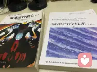 肖老師做為一枚婚姻輔導(dǎo)員給正在婚姻迷茫的小伙伴的小建議：


以前車馬很慢，一生只夠愛一個人。

在上一輩人的眼里冰箱壞了，總想著修一下，修好后還能正常使用。

現(xiàn)在的人卻沒了“修補(bǔ)”的心思，以為換個更好的人婚姻生活就好了。

然而，婚姻只是一個載體，變的是人。?

中年夫妻在柴米油鹽的瑣碎中早就感情淡了，站在自己的立場上都覺得自己為這個家庭犧牲太多，認(rèn)為是對方拖累了自己，想著換個人是不是會更好些。

有了離婚的想法，有的人就會付諸行動，有的人則是權(quán)衡一下利弊，選擇了湊合。

想要完美的伴侶，但這個世界上根本就沒有十全十美的人，所看到的，有可能是他人想要給你看的。

如果不會游泳，換再多的泳池都沒有用。只要夫妻之間沒有原則性的問題，可以嘗試換個方式和學(xué)習(xí)經(jīng)營能力來解決問題。

所以，給想離婚的中年夫妻提個醒：能湊合過著，就別隨便離婚！配圖