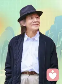 看到蔡志忠說，他不需要吃很多東西，一頓就好，而且相當的簡單。

他不需要睡很長時間。他可以一年出29本書，他畫畫的時候，可以進入心流狀態很久很久，一坐可能16個小時，精神內守，固住自己的能量！

一輩子沒生過病，沒去過醫院！

他有這個本事，而其實我們也本自具足，但是大多數都沒有這個本事！

我們許多人吃很多東西還餓，睡好久還困，做事注意力分散，很容易就被外境困擾而耗散能量，情緒不穩，動不動內耗，渾身上下一堆病，感受不到松弛和自在，每天渾渾噩噩做著低頻的事，享受低級快樂！

小伙伴，您說人與人之間的差距在哪里呢？配圖