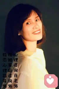 肖老師分享分手復盤


很多時候，面對分手后的人們，我常被問到同一個問題，老師我什么時候能復合？我們還能復合嗎？

首先，分手后從否認到接納是一個漫長的過程。即使是提出分手的一方，他在這個漫長的過程中，情緒也不會是一成不變的。所以，他可能在任何的時間點，重燃復合的想法。

但能否復合，關鍵并不在于，這個時間點什么時候會到來。而在于，你為這個時間點的到來做了什么。

我們首先要做的應該是，對曾經的感情進行復盤，了解分手的根本原因。

1、回顧爭吵。大多數人在分手后，都會忍不住去回想那些美好的歲月。確實，那些歲月如同短效的麻藥，會讓你暫時忘卻分手的痛苦。但如果沉浸其中，復合便只能是一場幻夢。想要解決問題，我們就要直擊痛點，而痛點就是那些你們發生爭吵的時刻。跳脫出來，重新回顧事件發生的過程，是面對問題的第一步。

2、交換立場。想要了解為什么對方會提出分手，就要學會站在對方的立場去看待這段感情。嘗試著將自己代入對方的角色，去回顧兩個人的過往，尤其是出現分歧的時刻。感受對方的情緒，分析對方為什么會有那樣的做法，這樣的訓練可以幫你走進一個人的內心。

3、重演曾經。當你已經能夠充分感受對方的情緒后，我們需要做的就是重演曾經。將那些有代表性的爭吵選擇出來，在內心進行重演。思考一下，如果要正確的解決問題，應該如何做，以及換一種做法會有哪些好處。

4、整理經驗。反復進行重演后，你會獲得更好的問題解決能力和情緒控制經驗。將這些收獲總結出來，并在以后的交往中進行運用。

當你做好這一切時，才能保證曾經的問題不會再發生。未來的相愛，將是嶄新的開始！配圖