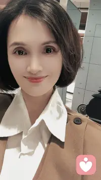 幸福是養(yǎng)自己的心，不是養(yǎng)別人的眼。所有的內耗或傷害，都是跟自己過不去。

?《情緒自救》中寫道：“沒有什么能真正傷害到你，所有的傷害，都是自我認同的傷害。”
?世上有幾十億個別人，只有一個你。你就是天空中不一樣的煙火！

?按照自己的意愿和節(jié)奏生活，就是人生贏家，也是一種自我實現(xiàn)！配圖