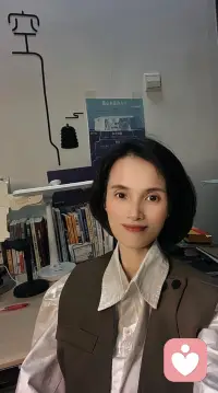 人生邊走邊悟

人生的旅途，如同一場孤獨的跋涉，也如這延伸的小巷。

然而，當悲傷如潮水般涌來，淹沒了心的彼岸，卻常常尋不到那一把為我們遮風擋雨的傘。

淚水滑落臉頰，只能自己默默拭去；痛苦在心底蔓延，唯有自己獨自承受。

正如楊絳先生所言：“我們曾如此渴望命運的波瀾，到最后才發現，人生最曼妙的風景，竟是內心的淡定與從容?！?
心情，這最隱秘而又最真實的感受，是屬于自己的私有財產，別人無法觸及，更難以分擔。

而身體，這承載著靈魂的軀殼，更是我們需要珍視的唯一。

當疾病悄然來襲，當疲憊侵蝕身心，沒有人能夠代替我們承受那份痛苦。

我們肆意揮霍健康的時候，不會想到未來可能要獨自面對病痛的折磨。

在這紛繁復雜的世界里，人們匆匆忙忙，各自奔波。我們不能期望他人為我們的心情和身體負責。唯有自己，才是最忠誠的守護者。

或許，只有讓我們學會在風雨中為自己的心情撐起一把傘，用樂觀和堅強抵御悲傷的侵襲；只有讓我們用心呵護自己的身體，如同呵護一件稀世珍寶一樣，這樣的生命才有價值。

因為，這生命的旅程，無論風雨還是晴空，最終能依靠的，只有自己。 

希望我們都能成為自己心情的主宰，自己健康的衛士，在人生的道路上，堅定而從容地前行。配圖