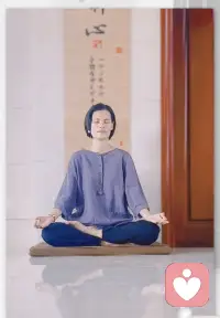 為什么要打坐？打坐最好的方式是什么？

記得南懷瑾先生曾跟自己兒子講過(guò)大概這樣一句話：“不可一日不坐！”原話不記得是不是這樣說(shuō)的，但大概就是這個(gè)意思！

為什么要打坐呢？

其實(shí)還是要看個(gè)人，很多人并沒(méi)有去真正地坐下來(lái)打坐，但是他們的身體、心靈、智慧等各方面品質(zhì)都非常高。

為什么？因?yàn)樗麄冊(cè)谧约核矚g所擅長(zhǎng)的領(lǐng)域里“一心不亂”，“心神安定”，從而做到了“定能生慧”。

所以，那些真正厲害的人，都是很有智慧的。

打坐是什么？除了只是坐著打坐，個(gè)人認(rèn)為還有另外一層含義：“打的是妄念，坐的是當(dāng)下”。

所以，時(shí)時(shí)保持覺(jué)知，時(shí)時(shí)安住于當(dāng)下，即是最好的打坐方式！配圖