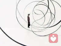 夫妻之间出现的冷暴力不是一天两天形成的，而是日复一日长久形成的，冷暴力形成主因是进入婚姻后，一方以满足自己的私心，强势索取的心态控制婚姻，动不动就发脾气，控制欲极强，当对方没有完全达到自己的控制目的，或挑战自己权威时，就会衍生出很多的冷暴力行为。配图