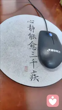 作家張波在《高質(zhì)量社交》中講過(guò)一段話：

“人”字，一撇一捺，看似簡(jiǎn)單，卻蘊(yùn)含著深刻哲理。

你是一撇，只有找到認(rèn)可你、扶持你的一捺，才能站穩(wěn)、立住。

尤其是到了中年，身上的擔(dān)子重了，消耗你的人與事也多了。

若是沒(méi)有滋養(yǎng)你的人，人很難長(zhǎng)久走下去。

人生下半場(chǎng)，跟激活你的人在一起，日子才會(huì)越過(guò)越有奔頭。配圖