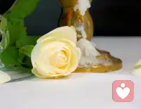 择偶心理咨询

其实，孤独终老和凑合结婚本就没有绝对的谁更可怕。

可怕的是我们在面对生活时，没有足够的勇气去追寻真挚的感情，又或者没有清醒的认知，盲目地走进一段并不合适的婚姻。

当回首时才恍然大悟，可那时青春已逝，选择的机会也寥寥无几。

我们应该在恰当的时光里，用心去感受、去甄别，努力去拥抱一份值得的爱情，若实在没有，也坦然接受一个人的生活，让生命的每一刻都少些遗憾！配图