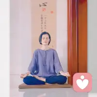 我敬佩的心理學(xué)家阿德勒認(rèn)為，人一切煩惱的根源都來自人際關(guān)系。

一個人的精力，極其容易被各種各樣的煩惱束縛住，持續(xù)大量消耗，甚至造成透支。經(jīng)年積累下來，你就會感覺到心累。

所有的心累大都來自人際關(guān)系。

一個人花了很多精力去處理人際關(guān)系，如果結(jié)果不太理想，不僅僅身體上消耗了很多體力，情緒比較低落，心理精力也受到了重創(chuàng)。人很容易一直陷入到這種糟糕的人際處理中，一直走不出來！

慈勇心冥想是肖老師在禪修中的覺悟，“慈心”即人與人相處要學(xué)會適當(dāng)“留白”，做好自己，尊重別人。允許對方做自己，是對別人的尊重，也是對自己的慈悲。
每一個人生命都是獨(dú)一無二的，你要找到自己要走的路，不要老去關(guān)注別人的喜悲。

“勇”因?yàn)橛猩鸫缺模愿杏職馊ソ邮茏约核荒芨淖兊氖虑楹腿耍瑢ψ约鹤銐虻男判模莆罩约寒?dāng)下的每一個選擇，勇敢活出自已生命的奇跡！配圖