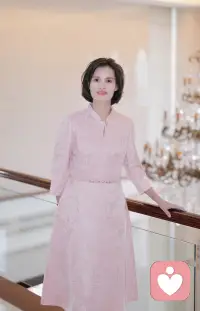 女性成长咨询

人这辈子阿如果学不会自爱，就得不到世界的偏爱。

试想一下，如果自己的一言一行，如果自己所有的渴望和期盼，都是希望可以从他人身上获取到更多的安全感的话。

那么，岂不是将自己所有的主动权，将自己的情绪，以及思维都给到了对方，让自己陷入了被动的局面当中？

汪国真说过：

“机会，靠自己争取，命运，靠自己把握；生命是自己的画板，为什么要依赖别人着色？”

一个真正自爱的人，一定会通过自己的努力，通过自己的争取，为自己的人生创造圆满的答案。

显然，一个不自爱的人，往往是更希望自己可以从他人身上找到关于真正的自我的答案。

但是，这种妄想、奢想，只能说明自己的内心世界变得越来越孤独，也越来越不自信。

归根结底，一个不自爱的人，一个无法做到自爱的人，只会陷入无尽的孤独、寂寞、被动、没有安全感的心境当中，一步步滑向痛苦的深渊里。配图