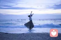 一只鸟敢站在脆弱的枝条上歇脚，它依仗的不是枝条不会断，而是自己有翅膀，会飞！配图