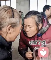 肖老师观察到大妈之所以比大爷长寿，因为大妈大多能说会笑，经常出去“唠嗑”，交流思想，情绪得到很好的满足，她们跳跳广场舞旅游闺蜜聚会心态好，心理素质就强大；

大爷往往就脆弱一点，因为好面子，遇事硬抗，压抑情绪，不敢随意倾诉怕人笑话，难过时就釆用大量伤害自己的东西（喝酒抽烟等）发泄情绪，这寿命怎能与大妈相比了？配图