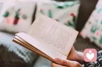 人之所以容易抑郁，是思维和认知出现了偏差，往更大的说，就是价值观出现了问题！

为什么我会这么说呢？

因为我们身处经济和物质高速发展的环境，竞争压力很大，每个人都价值观很单一，且很世俗——追求升官发财、名利双收。

父母努力工作，想要赚到更多钱，换更大房子，买更好车。

孩子努力学习，被逼着盯着分数看，再苦再累也要忍着。

如果目标没有达到，希望落空了，大家就会感觉无比空虚和痛苦。

这种境况就如哲学家叔本华所说的那样：

生命是一团欲望，欲望不能满足便痛苦，满足便无聊，人生就在痛苦和无聊之间摇摆。
如果你的价值观是金钱至上、物质至上，那么你必然很容易反复陷入无聊和痛苦之间，最后把自己折磨得精神崩溃，也就抑郁了。

比如说，你想升职加薪，但是好机会被别人抢走了，你是不是会难过伤心？

你想考考取全班第一名，但是你没有发挥好，只考了第五名，你是不是会感觉失望？

一切向钱看、一切向分数看、一切向成功看的这种特殊时代产物的价值观，扭曲了人们的心灵，甚至会在日积月累在影响人们的心理健康。

这种错误的思维和认知，比较极端化，有点不成功便成仁的感觉，也非常容易把人们带入“贪婪和恐惧”的人性深渊。

试想一下，如果我们不那么物质，不要把一时的成败看得那么重，而是学会用“成长性思维”看待人生，所以问题都会迎刃而解，柳暗花明又一村。

失败了，我们不要马上进入负面情绪——伤心、痛苦，而是抱着我在不断成长进步、试错的心态，我们便会觉得这次失败也是有收获的；我们可以从失败中汲取经验和教训，把这一次失败或挫折当成是自己成功路上的垫脚石！配图