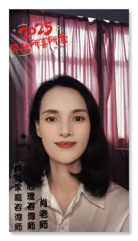 莫言说：“别人骂了你一句，你记了一天，他就骂了你一天：你记了一年，他就骂了你一年；你到死都记得，这个人就是骂了你一辈子。”

只有让自己安静下来，知道自己为什么而活，并不是为了讨好别人，让所有人满意，而是让自己开心快乐，如此，不要把别人的话记在心里，只要不去在意那些负面影响，焦虑和紧张就不会发生，内心平静，一切问题都能迎刃而解。

积极乐观面对现实，减少精神内耗就要保持良好的心态，不与烂人烂事纠缠，三观不同，微笑就好。

弘一法师说：“心自在，不为外物所牵。”

精神内耗就是自己跟自己过不去，内心达不到平衡，总是被外界的影响占了上风，自己瞎想，然后消耗自己。

想要不让自己精神内耗，就要内心通透，心态平和，不计较，饿了就吃，困了就睡，喜欢就爱，不喜欢不纠缠，做自己能做的事，让自己心安，无愧于心，也就心安理得。

希阿荣博堪布在《次第花开》中写道：“人生是一场非常不容易的修行，我们总是将自己困在执念和过去的伤害中。其实人生，除了生死，其余的都只是擦伤罢了。”

只有放下内心的欲望和执念，放下那些虚无的东西，接受人生的无常，不要为过去的事情纠结，不要为为了的事情担忧，更不要用他人的过错来惩罚自己。配图