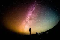 小伙伴提醒一下，但凡是覺得自己“特別抗壓”“承受能力很強”的人，就特別容易抑郁。

那些出了事就哭的人，反而不會。

因為抑郁就是負面情緒不發(fā)泄，一直忍耐，積攢的。 

“被壓抑的情緒不會消失，只會以更丑陋的方式爆發(fā)出來”----心理學家弗洛伊德配圖