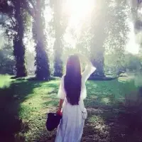 內耗， 是自己一個人的戰爭。

別人還未動手， 早已自傷100遍。

我們是如何自傷而不自知的呢？

1、經常大包大攬的人，往往是低自尊水平的人，

一旦出了什么問題，無論自己有沒有錯，

都會認為是自己的原因導致的，把錯誤攬在自己身上；

經常大包大攬的人，往往是討好型人格的人，

為了讓別人喜歡自己，遇到事情，

首先犧牲自己的需求，

甚至不顧及自己的能力范圍，把事情攬到自己這邊來，

但往往會出力不討好。

總是大包大攬的根源是低自我價值感，希望得到別人的認可，關注和愛。

他們內心往往住著一個比較弱小的自己，害怕沖突，

用大包大攬地付出，來取悅別人，

避免別人對我的不滿，指責，攻擊。

大包大攬是自戀的表現。

他們也比較看重自己，認為自己對別人很重要，

常常認為自己的一舉一動，都會對別人產生很多的影響。

所以，會無意識的把自己當成別人的拯救者，認為應該對別人負責。


2、總是把事情往壞處想

在大腦中，有一種“糟糕透頂”的不合理信念。

一點小事情就會想的很嚴重， 而且遇事總往壞處想，這屬于負性自動思維，

會經常讓自己陷入焦慮不安的緊張情緒中。

而且， 還有一種“非此即彼”的思維，

認為人和事情，只有好壞、黑白之分，恰恰忽略掉中間大部分的過渡地帶，

其實這一部分是豐富多彩的，也是非常有生命力的。

他們往往在頭腦中形成一些比較僵化和刻板的觀念，

“應該”和“不應該”，“對”和“錯” ，“不成功就是失敗”，

眼里看見的多是自己的缺點和事情未做好的部分。

而且， 不相信別人會喜歡自己，

認為別人欣賞自己， 只不過是別人出于禮貌的客套或者另有所圖。

總之， 承認自己很好， 是一件非常困難的事情。配圖