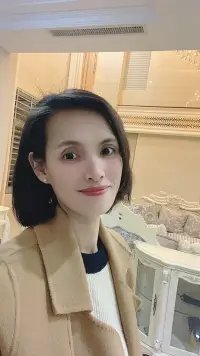 有些人相處起來，讓人如沐春；

可有些人卻讓人覺得難以接近。

而成年人最舒服的相處之道，就是以下的三種狀態，無論和誰相處，請記住這三個忠告。

1.禮尚往來，不疏于禮節

2.相互搭臺，不使絆子

3.裝聾作啞，不事事拆穿配圖